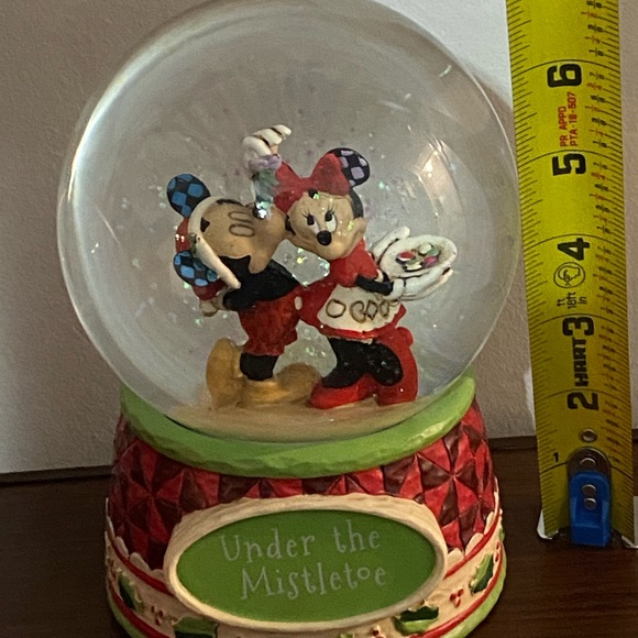 Mickey Mouse and Minnie Mouse Under the Mistletoe Snowglobe Jim Shore - Picture 5 of 7